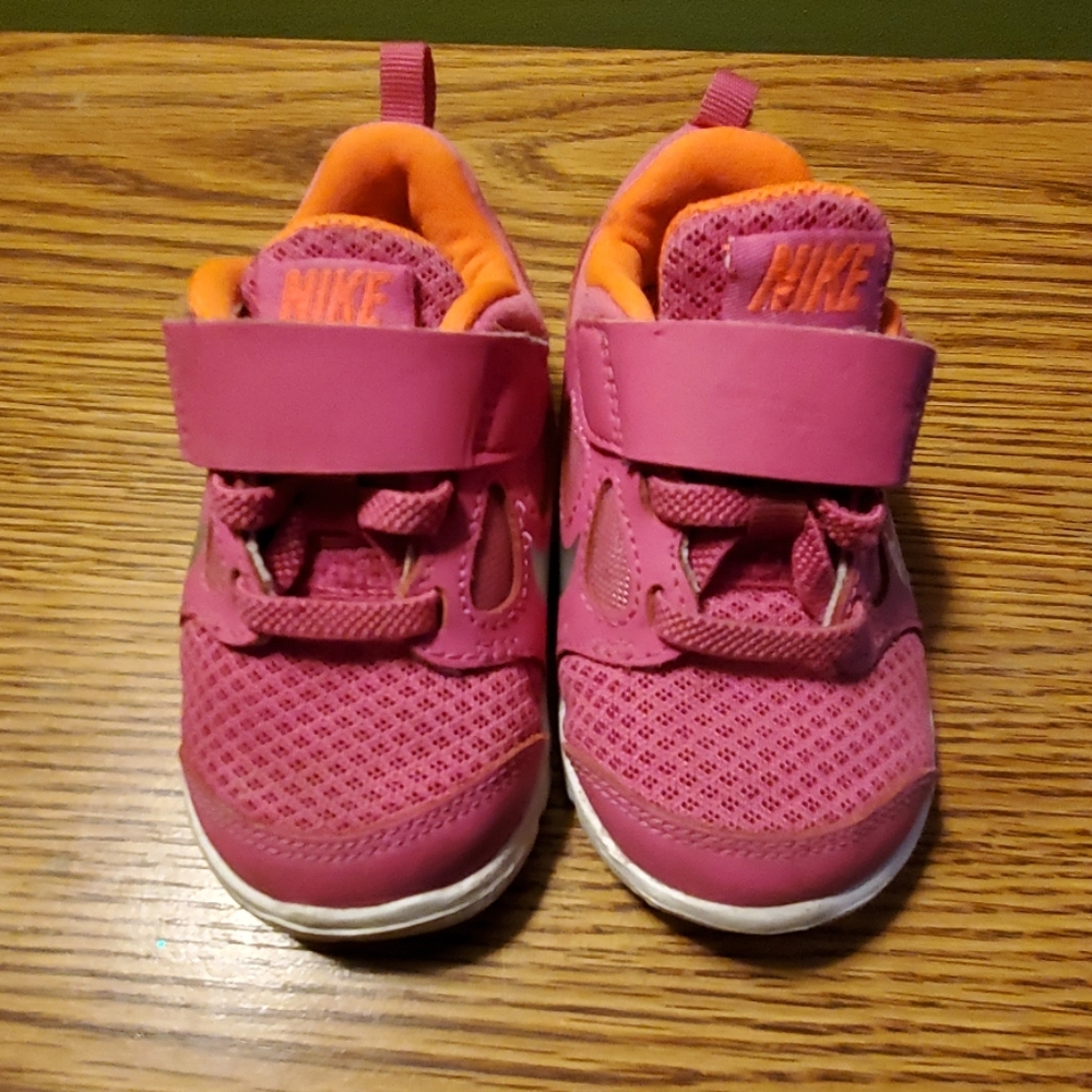 Girls nike shoes size 5c